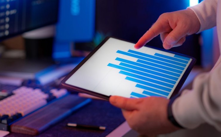 AI do analizy sprzedaży: 6 wdrożeń dla firm, które tną koszty